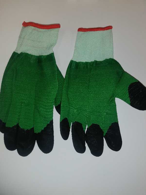 Перчатки зеленые обливные (12 штук)